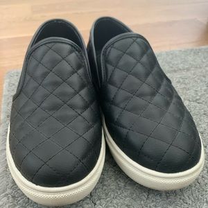 Steve Madden Size 7.5 Quilted Black Shoes